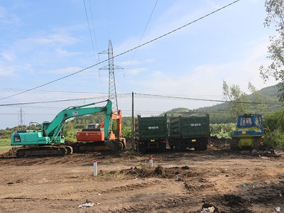 Nhiều phương tiện, trang thiết bị phục vụ xây dựng đường cao tốc đang phải nằm chờ vì chưa có mặt bằng thi công. Nguồn: Báo Phú Yên. 