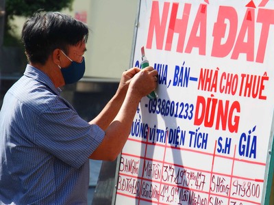 Dân môi giới bắt đầu “săn hàng” trở lại. Ảnh: Lê Toàn 