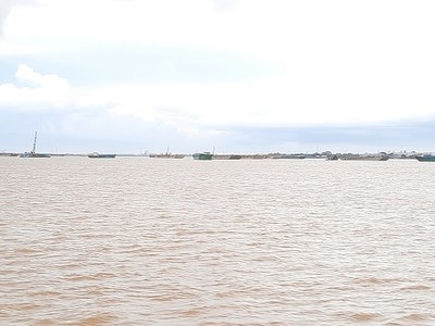 Khai thác cát trên sông Cổ Chiên, thuộc địa phận tỉnh Vĩnh Long