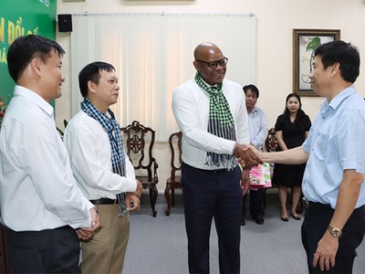 Chủ tịch UBND tỉnh Phạm Thiện Nghĩa (bìa phải) mong muốn cùng đồng hành, hợp tác phát triển nông nghiệp xanh bền vững với FAO tại Việt Nam. Ảnh: Cổng TTĐT Đồng Tháp