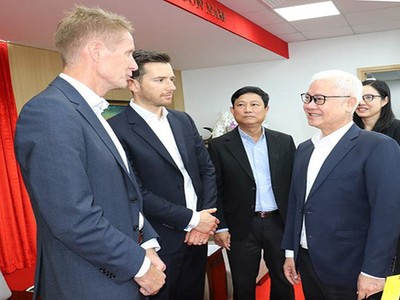 Lãnh đạo tỉnh Bình Dương trao đổi với lãnh đạo Tập đoàn LEGO bên lề buổi làm việc ngày 23/3