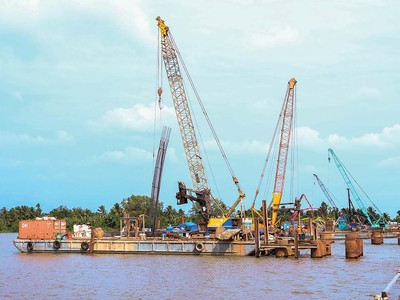 Thi công cầu Rạch Miễu 2 Ảnh: Nhật Bắc