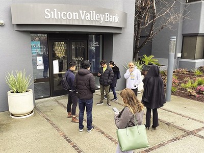 Khách hàng chờ rút tiền tại Silicon Valley Bank. Ảnh: S.T