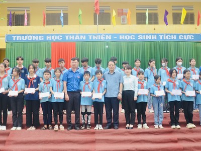 Đoàn Thanh niên Bộ Kế hoạch và Đầu tư trao 05 bộ máy tính cho trường THCS Tân Trào, xã Tân Trào, huyện Sơn Dương