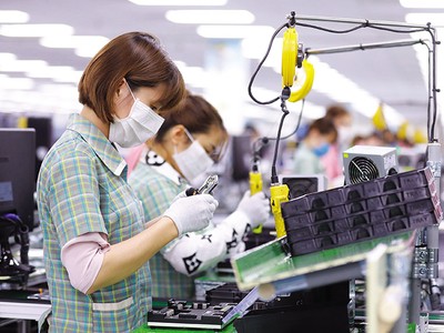 Sự tăng tốc của Samsung, LG, Foxconn… đóng vai trò quan trọng thúc đẩy kinh tế và các ngành sản xuất của Việt Nam phát triển. Trong ảnh: Công nhân làm việc tại Nhà máy Samsung Việt Nam. Ảnh: Đức Thanh