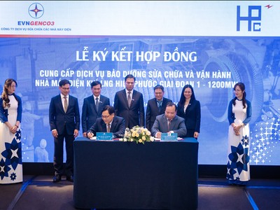 Ông Trương Văn Phương - Giám đốc Công ty EPS và ông Phạm Hồng Tiến - Tổng Giám đốc Công ty TNHH Điện lực Hiệp Phước ký kết hợp đồng