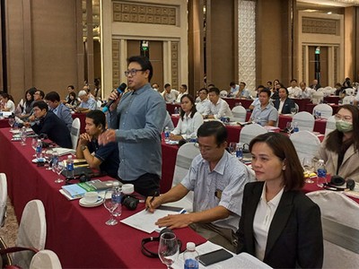 Đại diện một doanh nghiệp FDI phản ánh về việc khó xin cấp giấy phép PCCC - Ảnh: Anh Quân