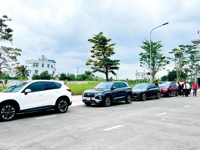 Nhà đầu tư đi xem đất trở lại. Ảnh: Việt Dũng 