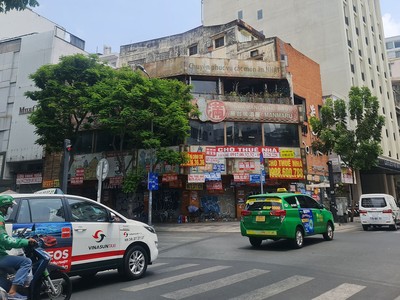 Căn nhà 2 mặt tiền nằm trên đường Trương Định và Lý Tự Trọng (quận 1) đã bỏ trống hơn một năm nay. Ảnh: Trọng Tín