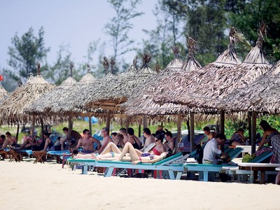 Việt Nam đặt mục tiêu thu hút 8 triệu khách quốc tế trong năm nay. Ảnh: Dũng Minh 