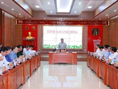 Thủ tướng Phạm Minh Chính đề nghị tỉnh Khánh Hòa cần cải thiện môi trường đầu tư kinh doanh. Ảnh: TTXVN