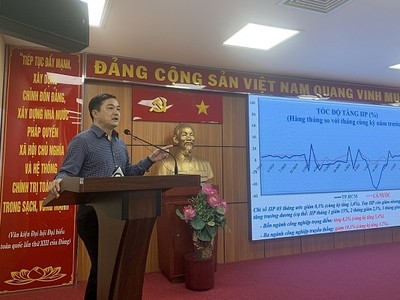 Ông Bùi Tá Hoàng Vũ, Giám đốc Sở Công thương TP.HCM chia sẻ tại buổi họp. 