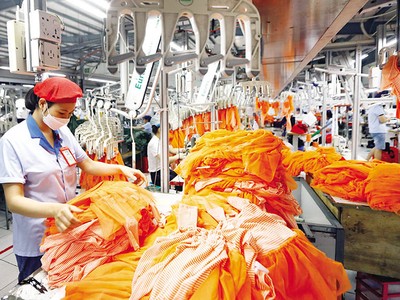 Doanh nghiệp dệt may đang gặp rất nhiều khó khăn trong việc ký mới đơn hàng xuất khẩu. Ảnh: Đức Thanh