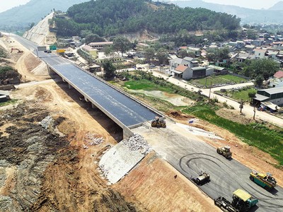 Tập trung giải ngân đầu tư công là động lực giúp tăng trưởng kinh tế. Trong ảnh: Thi công đoạn Mai Sơn - Quốc lộ 45. Ảnh: Đ.T