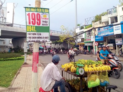 Thông tin rao bán nhà đất treo đầy trên phố. Ảnh: Việt Dũng 