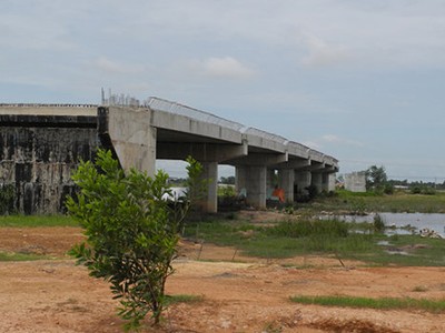 Một hạng mục thi công dang dở tại Dự án đường Hồ Chí Minh, đoạn Chơn Thành - Đức Hòa.