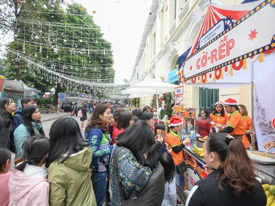 Lễ hội ẩm thực Pháp “Balade en France” tổ chức lần đầu tiên năm 2018 thu hút đông đảo người dân và du khách.