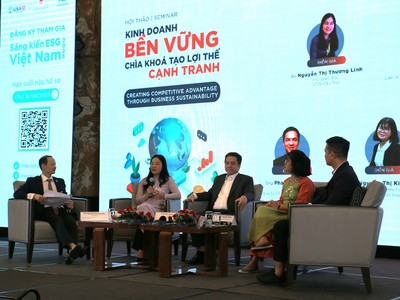 Đại diện các doanh nghiệp tham gia tọa đàm tại hội thảo Kinh doanh bền vững - chìa khóa tạo lợi thế cạnh tranh