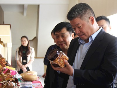 Phó Chủ tịch UBND Thành phố Hà Nội Nguyễn Mạnh Quyền tham quan các sản phẩm OCOP được đánh giá, phân hạng.