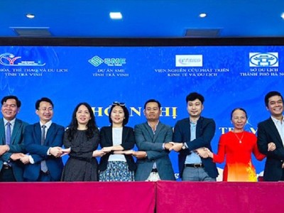 Ký kết biên bản hợp tác liên kết du lịch giữa Trà Vinh và TP. Hà Nội. Ảnh: Báo Trà Vinh online