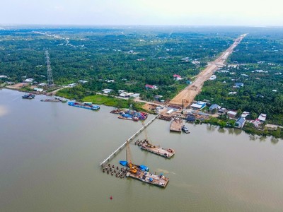 Thi công xây dựng cầu Rạch Miễu 2. (Ảnh: Đoàn Bắc).