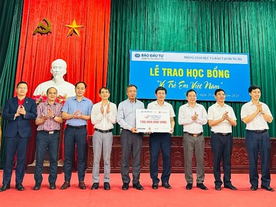Tổng Biên tập Báo Đầu tư Lê Trọng Minh (thứ năm từ trái qua) trao biểu trưng 100 triệu đồng cho đồng chí Nguyễn Tiến Hoạt, Trưởng phòng Giáo dục huyện Hưng Hà, với sự chứng kiến của đồng chí Trần Hữu Nam, Tỉnh ủy viên, Bí thư Huyện ủy; đồng chí Nguyễn Trọng Lộ, Phó Bí thư thường trực Huyện ủy, Chủ tịch HĐND huyện; đồng chí Đinh Bá Khải, Phó chủ tịch UBND huyện.