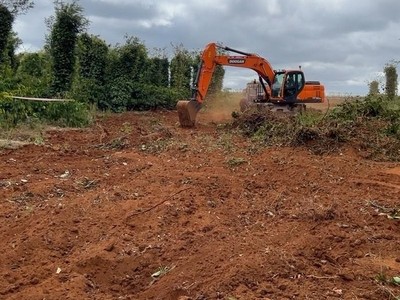 Giải phóng mặt bằng Dự án Đầu tư xây dựng đường Hồ Chí Minh đoạn tránh phía Đông TP. Buôn Ma Thuột, đoạn qua địa bàn xã Ea Ktur, huyện Cư Kuin. (Ảnh: Báo Đắk Lắk) 