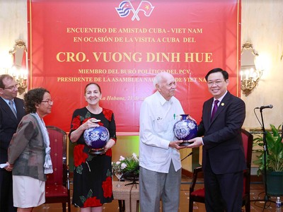 Chủ tịch Quốc hội Vương Đình Huệ tặng quà lưu niệm Hội hữu nghị Cuba - Việt Nam (Ảnh: Doãn Tấn).