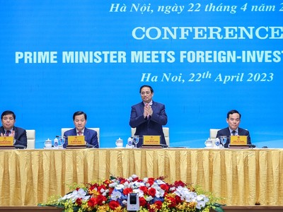 Cùng dự và chủ trì Hội nghị tại đầu cầu Hà Nội có Phó Thủ tướng Lê Minh Khái, Phó Thủ tướng Trần Lưu Quang, Bộ trưởng Bộ Kế hoạch và Đầu tư Nguyễn Chí Dũng. (Ảnh: Nhật Bắc)