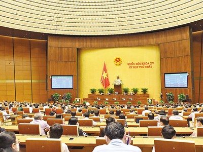 Các đại biểu Quốc hội khóa XV biểu quyết thông qua điều chỉnh chương trình Kỳ họp thứ nhất, bổ sung nội dung trao quyền đặc biệt cho Chính phủ để tăng cường công tác phòng, chống Covid-19 