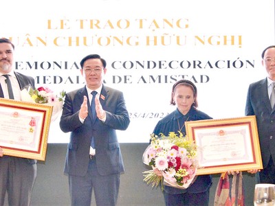 Chủ tịch Quốc hội Vương Đình Huệ đã trao Huân chương Hữu nghị của Nhà nước Việt Nam tặng Viện Văn hoá Argentina - Việt Nam (ICAV) và cá nhân Chủ tịch ICAV Poldi María Sosa - (Ảnh: Doán Tấn).