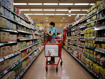 Một phụ nữ đang mua sắm trong một cửa hàng tại thủ đô Seoul, Hàn Quốc. Ảnh: Reuters