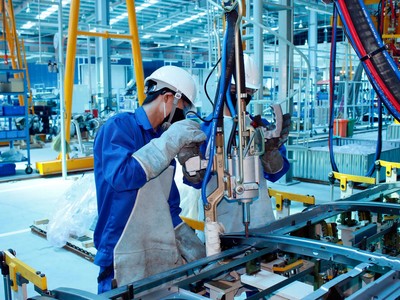 Mức lương của người lao động có tăng nhưng nhìn chung vẫn thấp thu nhập từ lương không theo kịp mức tăng giá cả sinh hoạt.