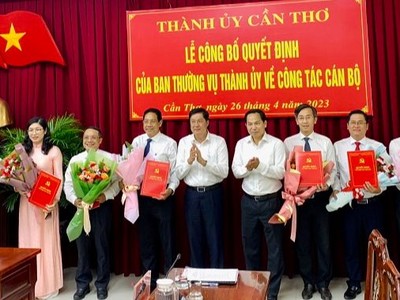 Bí thư Thành ủy Cần Thơ Lê Quang Mạnh (thứ 5 từ phải sang) và Phó Bí thư Thường trực Thành ủy, Chủ tịch HĐND TP. Cần Thơ Phạm Văn Hiểu (thứ 6 từ phải sang) trao các quyết định điều động, bổ nhiệm cán bộ. Ảnh: Thanh Tâm