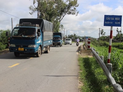 Cầu Bà Mẹo trên Quốc lộ 24B xuống cấp nghiêm trọng và không đảm bảo an toàn, nhưng vẫn phải “gánh” lượng phương tiện rất lớn. (Ảnh: Lê Danh - Báo Xây dựng).