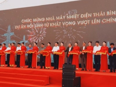 Thủ tướng Chính phủ Phạm Minh Chính, lãnh đạo các bộ, ngành và tỉnh Thái Bình cắt băng khánh thành Nhà máy Nhiệt điện Thái Bình 2. (Ảnh Bá Dương)
