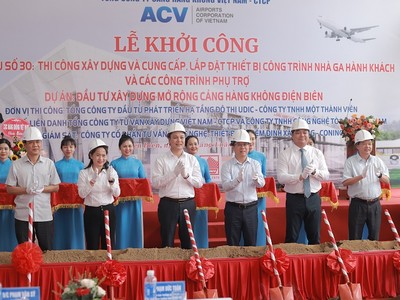 Ông Phạm Đức Toàn, Phó chủ tịch thường trực UBND tỉnh Điện Biên; ông Nguyễn Đức Hùng, Phó tổng giám đốc ACV và các đại biểu thực hiện nghi thức khởi công Gói thầu số 30.