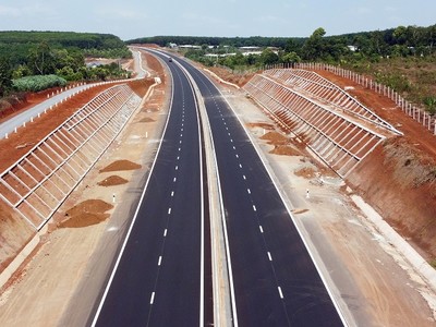 Một đoạn cao tốc Phan Thiết - Dầu Giây đang chờ dọn vệ sinh trước khi đưa vào khai thác.