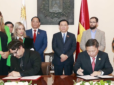 Chủ tịch Quốc hội Vương Đình Huệ chứng kiến Lễ ký Ý định thư hợp tác giữa TP.HCM và TP Montevideo (Ảnh: Doãn Tấn).