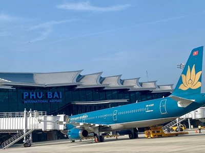 Vietnam Airlines là hãng đầu tiên khai thác Nhà ga T2 Phú Bài, với chuyến bay đầu tiên của hãng là VN1370 từ TP Hồ Chí Minh hạ cánh tại sân bay Phú Bài lúc 6h25 hôm nay.