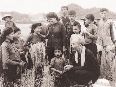 Bác Hồ luôn gần gũi với Nhân dân, Người đã cống hiến trọn đời mình cho sự nghiệp đấu tranh giải phóng dân tộc, vì độc lập, tự do cho Tổ quốc, vì hạnh phúc của Nhân dân. Ảnh: tư liệu