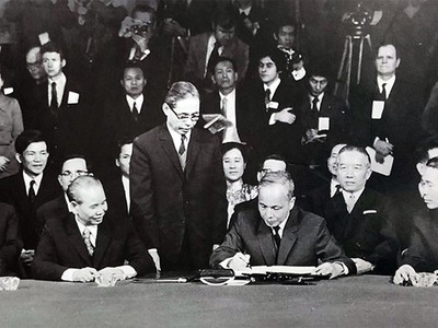 Năm 1973, tại Trung tâm Hội nghị quốc tế ở Thủ đô Paris (Pháp), Hiệp định Paris - hiệp định về chấm dứt chiến tranh, lập lại hòa bình ở Việt Nam - chính thức được ký kết. Ảnh: TTXVN