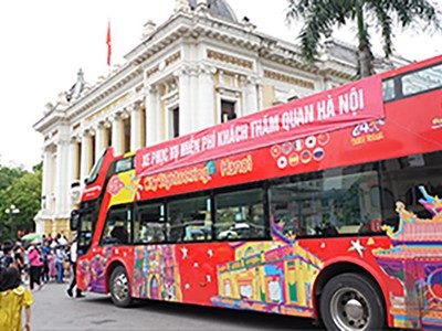 Sở Du lịch Hà Nội và Sở Giao thông Vận tải Hà Nội đã tổ chức vận chuyển miễn phí cho du khách tham quan Hà Nội bằng xe buýt 2 tầng theo hành trình City tour trong thời gian từ 29/4 - 3/5/2023.