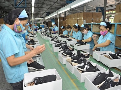 Xuất khẩu giày dép, 1 trong 5 nhóm hàng hơn chục tỷ USD đã giảm 16,3% trong 4 tháng đầu năm 2023.