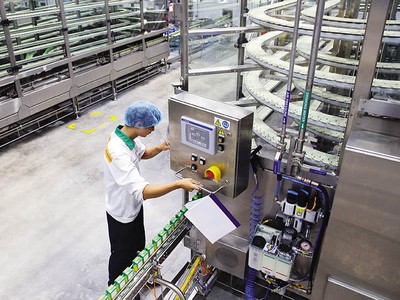 Nhiều doanh nghiệp đã đầu tư công nghệ cao để sản xuất sạch hơn, đáp ứng yêu cầu phát triển xanh. Trong ảnh: sản xuất tại Nestlé. Ảnh: Đức Thanh 