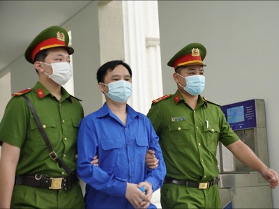 Bị cáo Đỗ Thành Nhân bị lực lượng chức năng dẫn giải tới tòa.