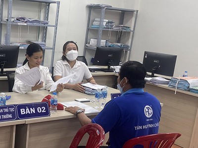 Người dân huyện Hóc Môn làm thủ tục nhận tiền bồi thường giải phóng mặt bằng đường Vành đai 3, TP.HCM. Ảnh: Lê Quân