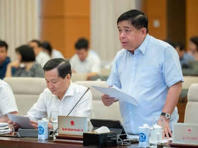 Bộ trưởng Bộ Kế hoạch và Đầu tư Nguyễn Chí Dũng báo cáo tại phiên họp.