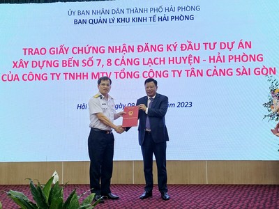 Trao Giấy chứng nhận đăng ký đầu tư cho Dự án đầu tư xây dựng Bến số 7, số 8 Khu bến cảng Lạch Huyện thuộc Cảng biển Hải Phòng. Ảnh: Thanh Sơn