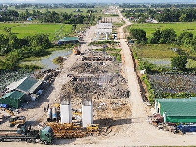 Thi công cao tốc Bắc - Nam đoạn Diễn Châu - Bãi Vọt.